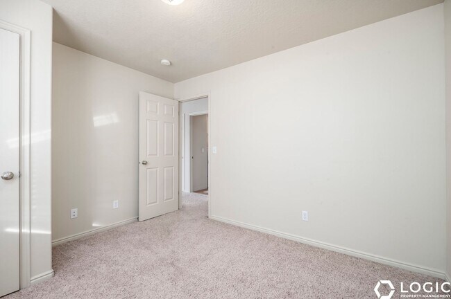 Building Photo - Spacious Condo in Great Location!