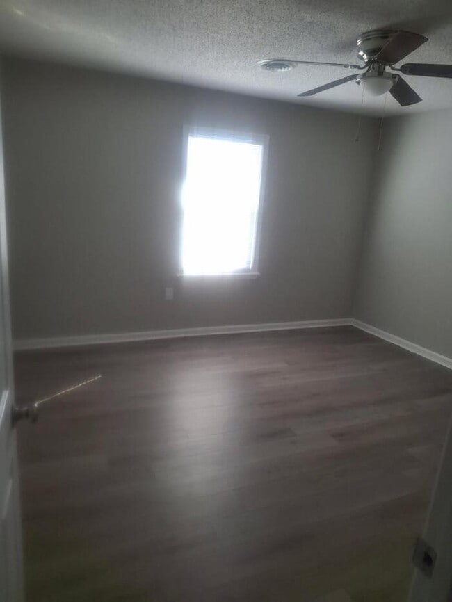 Building Photo - 2 Bedroom 1.5 Bath