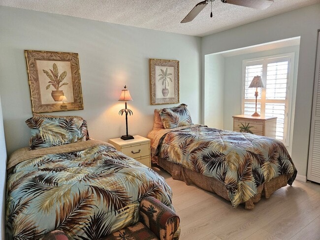 Building Photo - Seasonal Short-Term Townhouse on Venice Island close to Venice Beach!