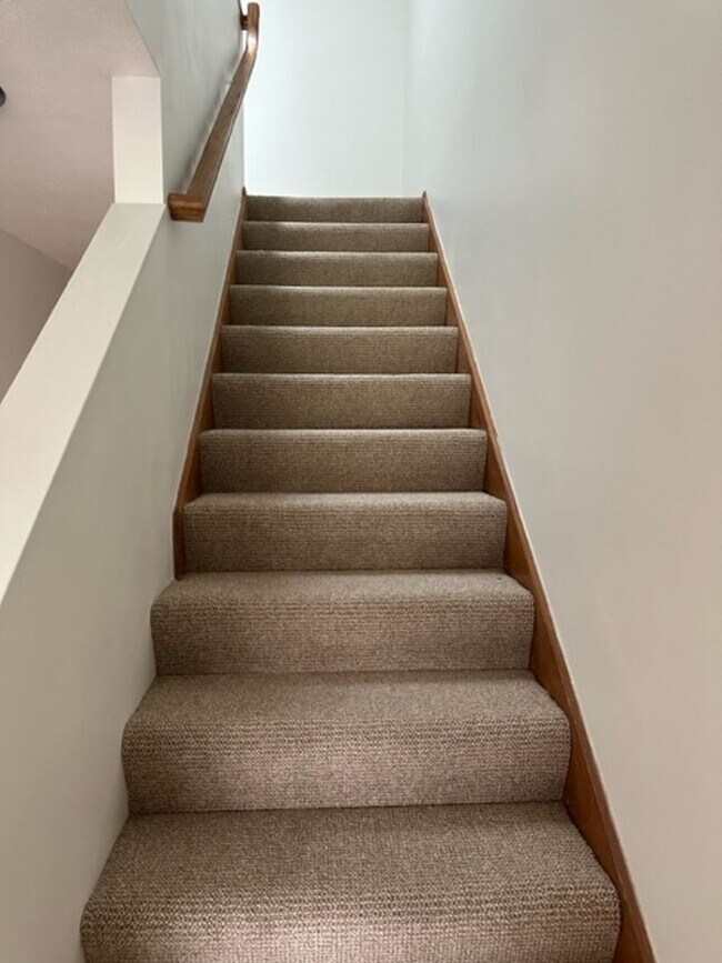 Building Photo - Beautiful Townhome