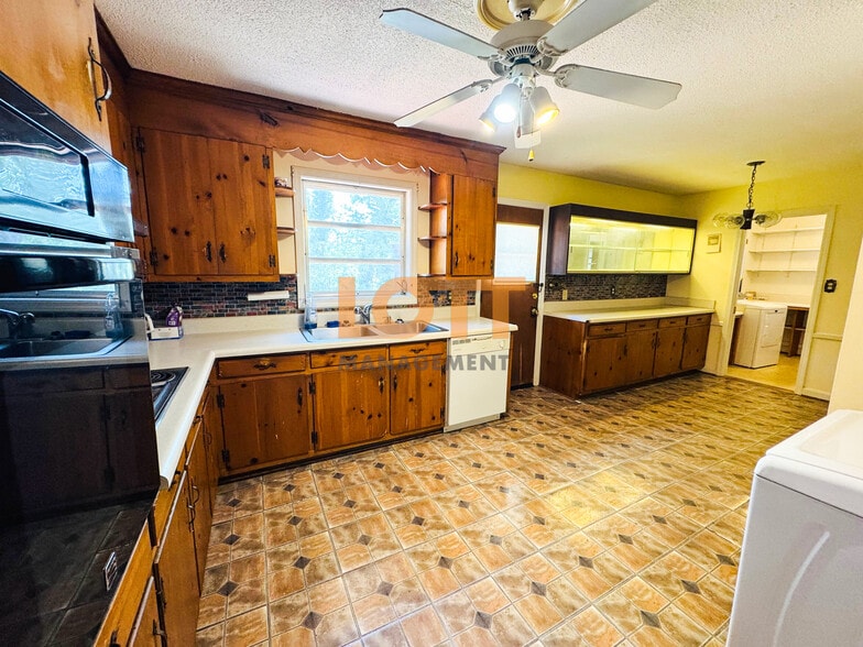 Building Photo - 214 Hunts Bridge Rd