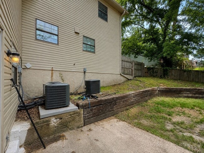 Building Photo - Remodeled 2 Bed/ 1.5 Bath Townhouse in Batesville!