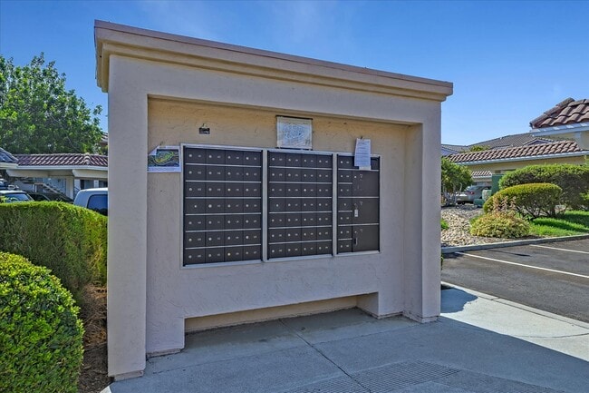 Building Photo - 10820 Sabre Hill Dr