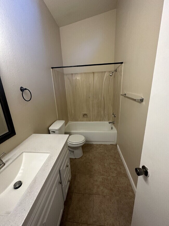 Building Photo - Townhome in non-age restricted area of Green Valley