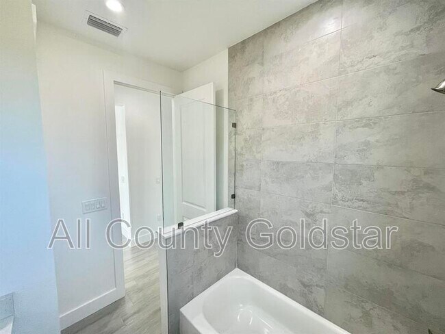 Building Photo - 4661 Fairlane Dr