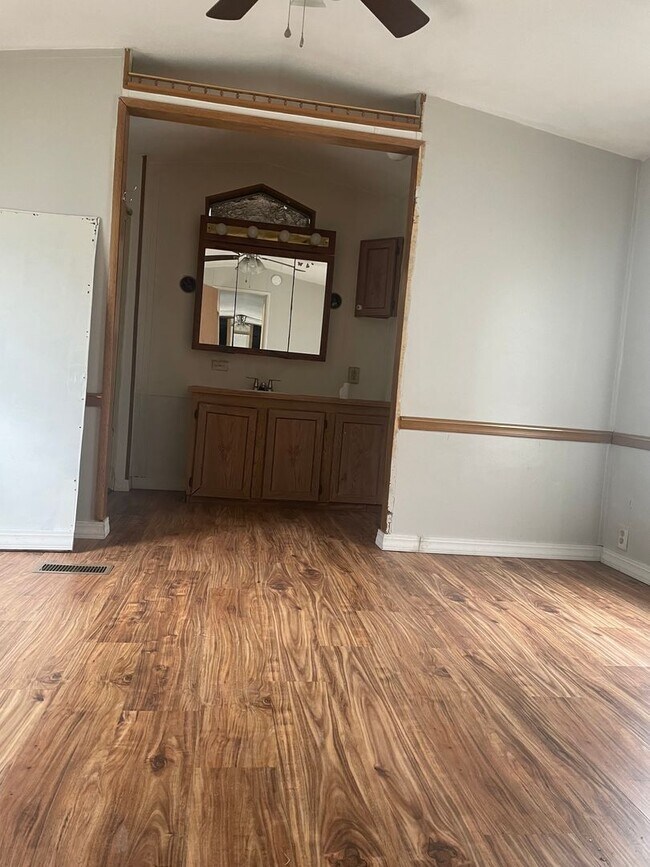 Building Photo - 3 Bedroom 2 Bathroom (move-in ready)