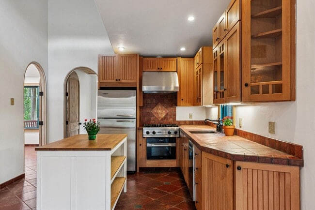 Building Photo - 385 Moraga Ave