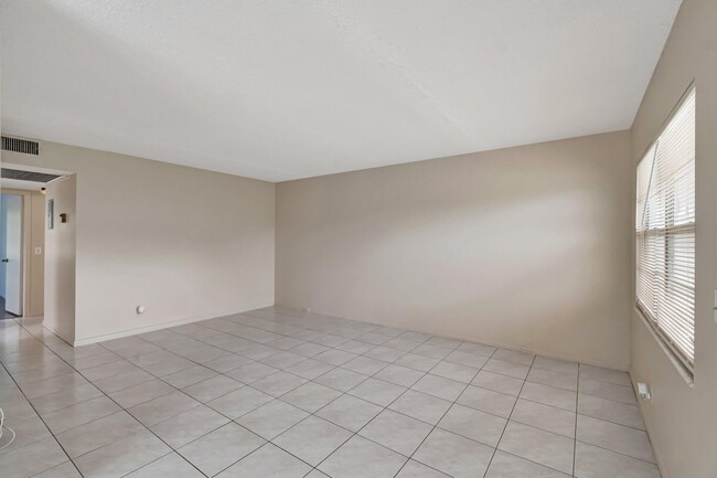 Building Photo - 393 Fanshaw J