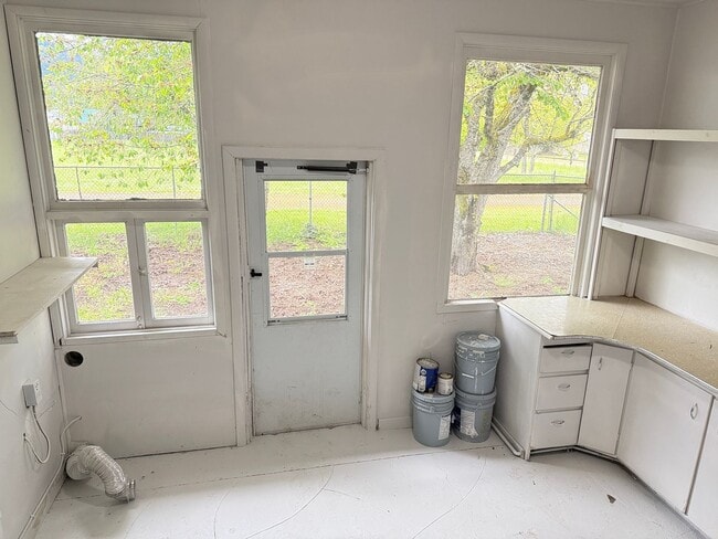 Building Photo - Huge 4 bedroom 2 bath house!