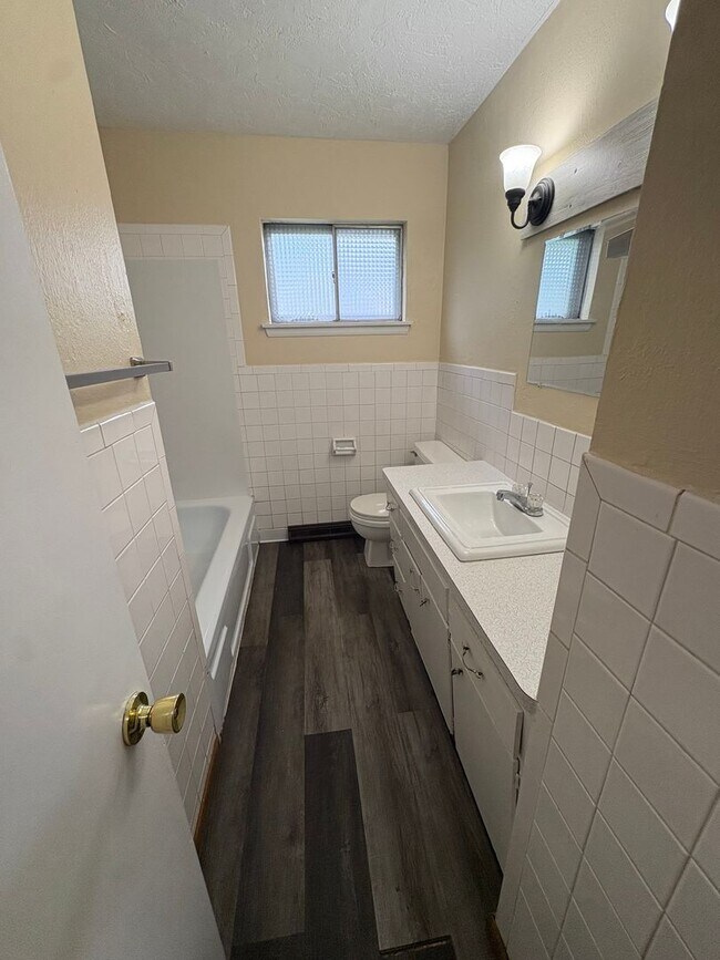 Building Photo - WOW! Look at this property ! You cant beat this price!