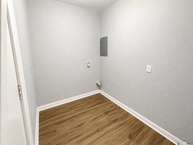 Building Photo - 1181 NW Ozmun Ave