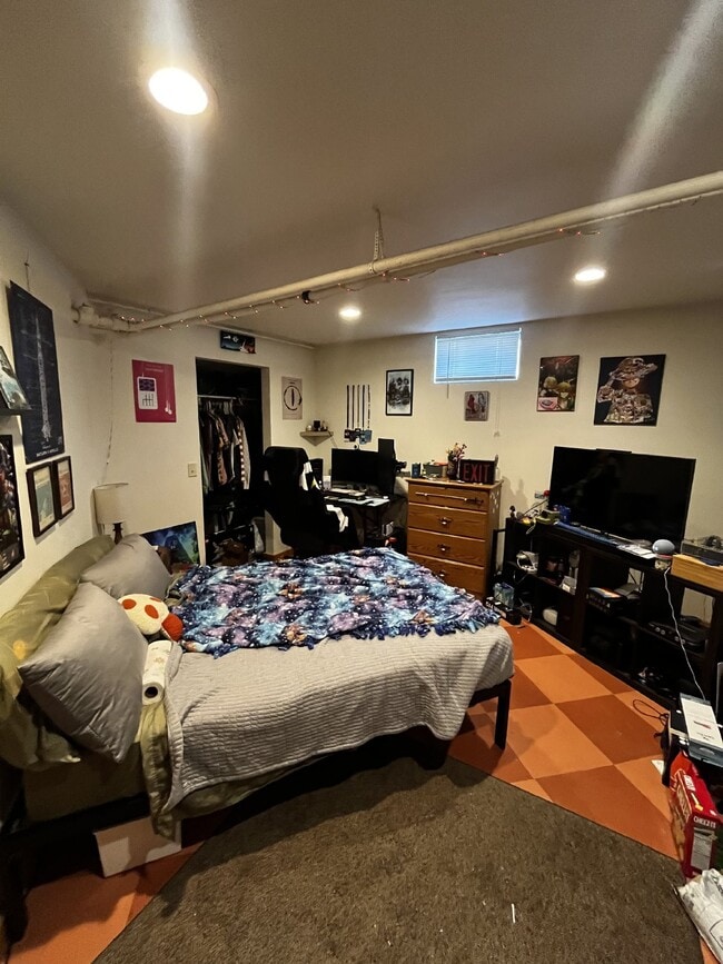 Building Photo - Huge 4 bed 1 bath very close to Water St. ...