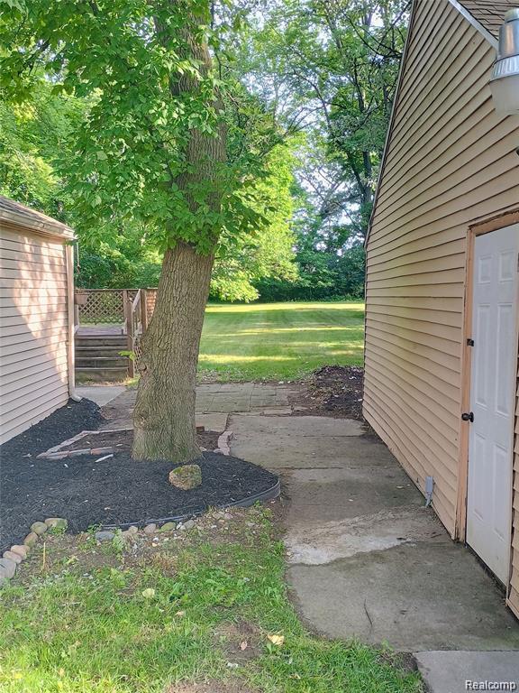 Building Photo - 19241 Melrose Ave