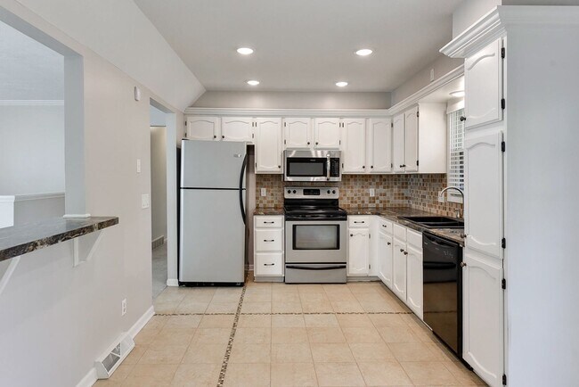 Building Photo - Large home in quiet neighborhood