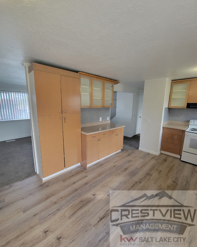 Building Photo - Spacious Home in Magna – Convenient Location!