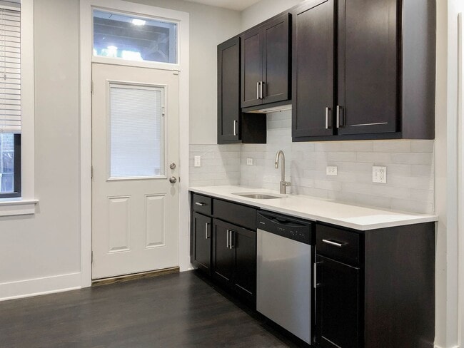 Building Photo - 1952 W Nelson St