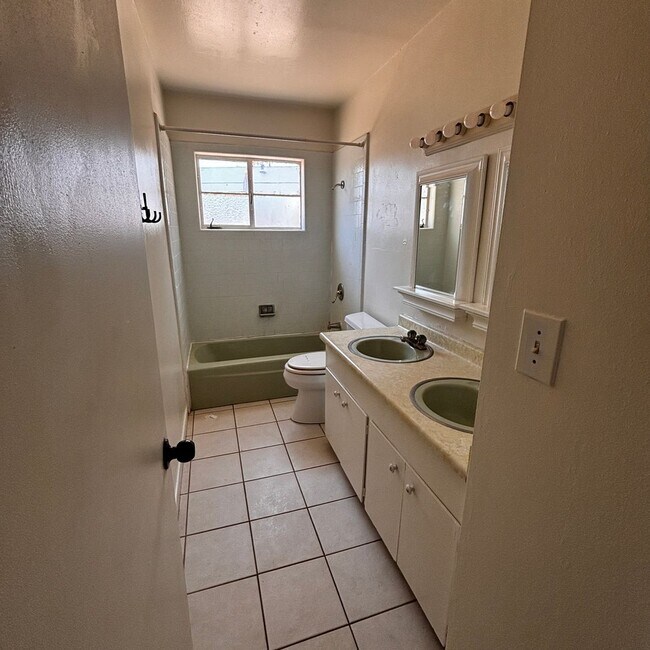 Building Photo - 4 Bedroom rental home in Tempe!