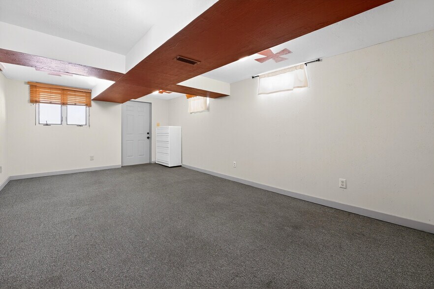 Building Photo - 615 Monroe Tpke