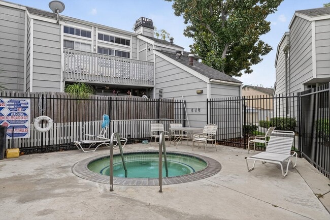 Building Photo - Spacious 3-Bedroom Townhome in Orangethorp...