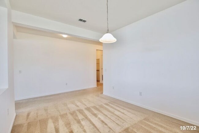 Building Photo - Beautiful 3/ 2 Home with a 2 Car Garage an...