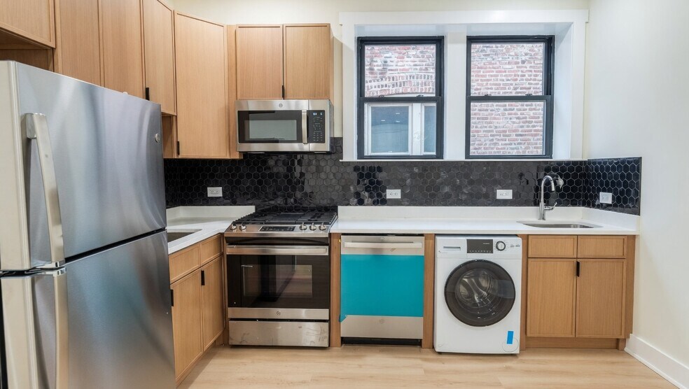 Building Photo - 944 N Damen Ave