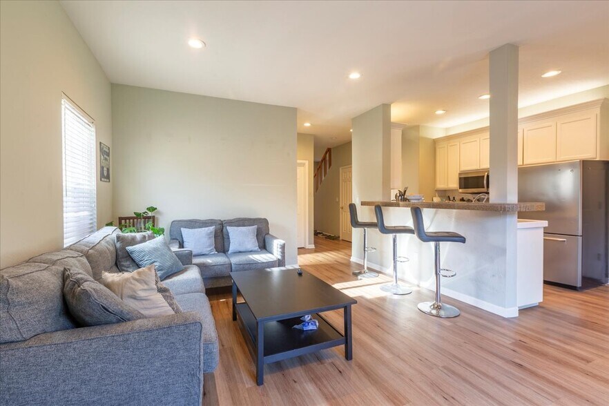 Building Photo - 1084 Portola Ave