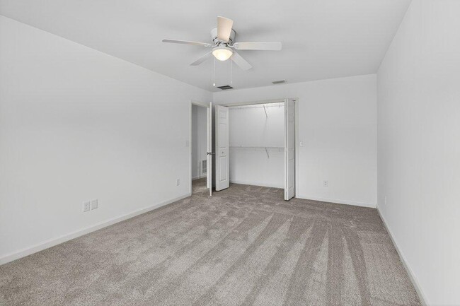 Building Photo - 8207 Kensington Square