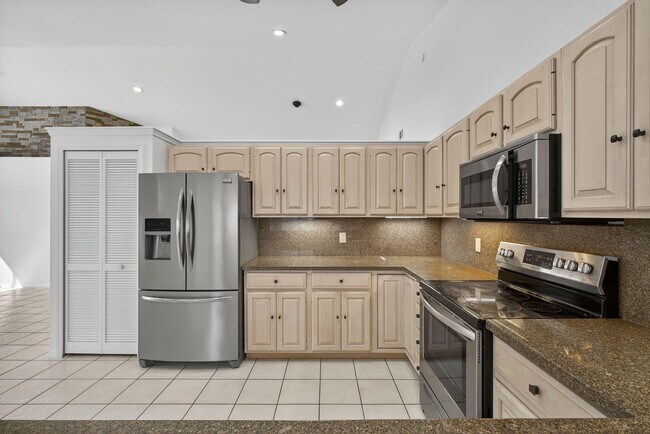 Building Photo - 12865 Meadowbend Dr