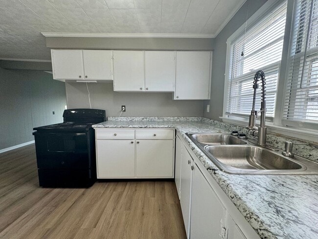 Building Photo - North Side Gem – 2-Bedroom with Garage & C...