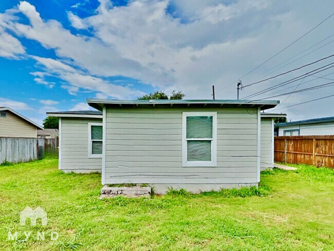Building Photo - 4402 Mistletoe Dr
