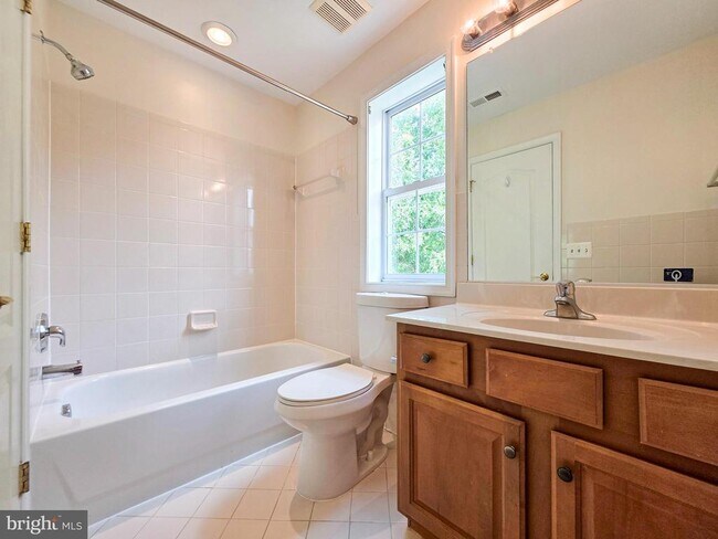Building Photo - 3300 Broker Ln