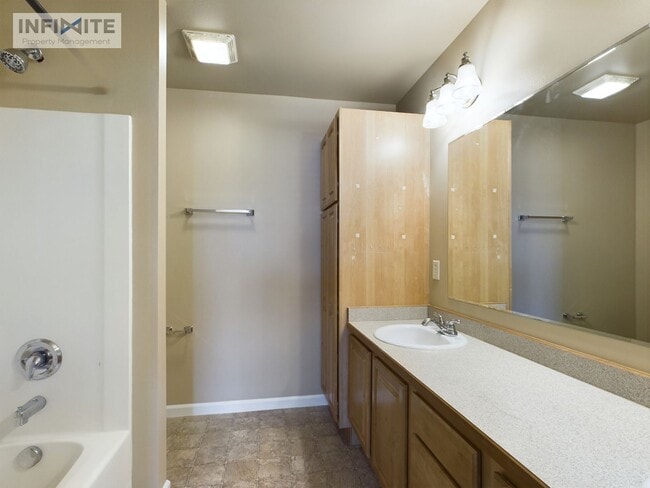 Building Photo - End Unit 3 Bedroom Condo in Bozeman