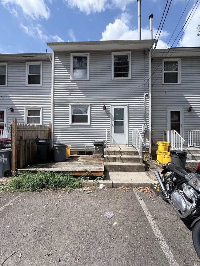 Building Photo - 502 S Logan Ave
