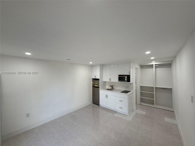 Building Photo - 6820 SW 5th St