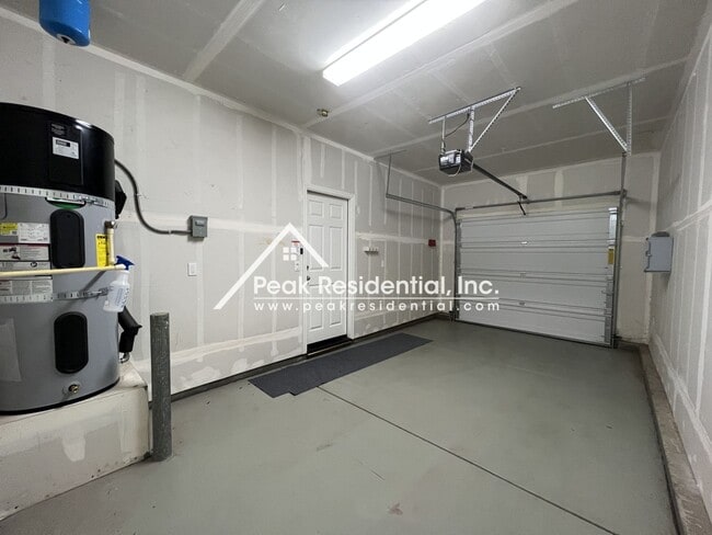 Building Photo - Newer 3bd/2.5 ba Home with 1 Car Garage in Gated Community