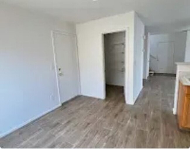 Building Photo - Beautiful 2 bedroom townhouse with garage