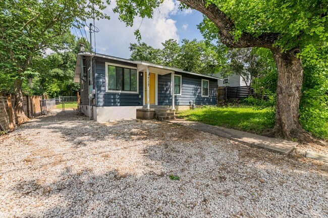 Building Photo - Charming & Updated Mid-Century 3 Bed/1 Bath in East Austin!