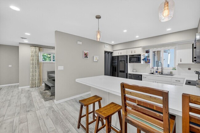 Building Photo - 1570 NE 30th Pl