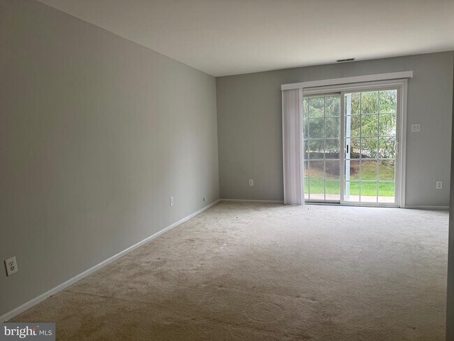 Building Photo - 121 Acorn Dr