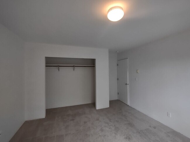 Building Photo - 601 Sunset Ave NE