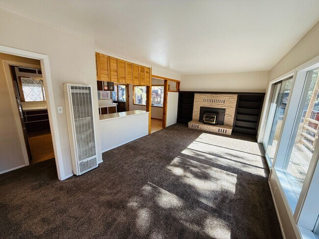 Building Photo - Pet friendly 3 bed 2 bath unit with all utilities included