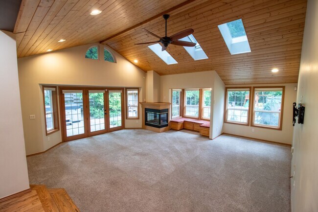 Building Photo - 4bd/2.5ba Redmond Home