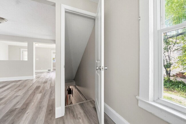 Building Photo - Newly Renovated 2 Bedroom Single Family Home