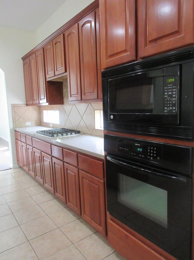 Building Photo - Large 4-bedroom with Office in the Estates...
