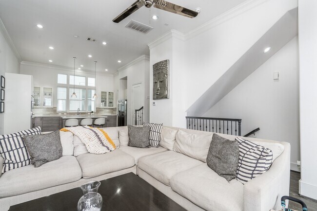 Building Photo - 2312 Hutchins St