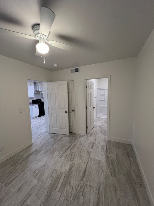 Building Photo - Recently Remodeled 1 Bed. Apt. Near Shoppi...