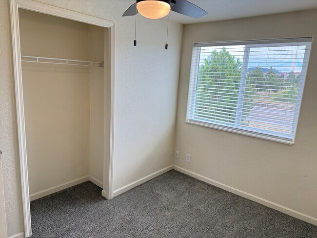 Building Photo - Updated 3-bedroom 1.5 bath duplex in Eugene!