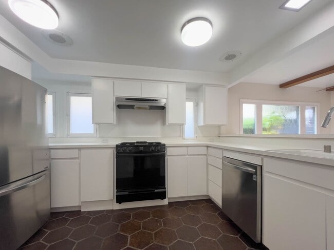 Building Photo - Stunning 2 BR Santa Monica Duplex with Views!