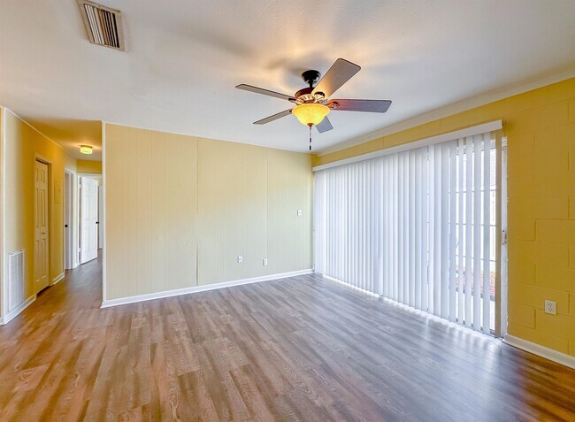 Building Photo - 2241 W Pensacola St