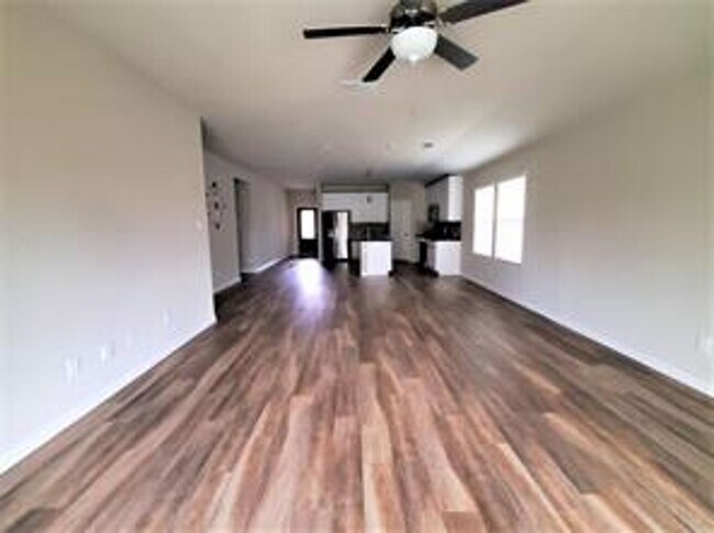 Building Photo - 3 Bedroom with Flex Space Available NOW!